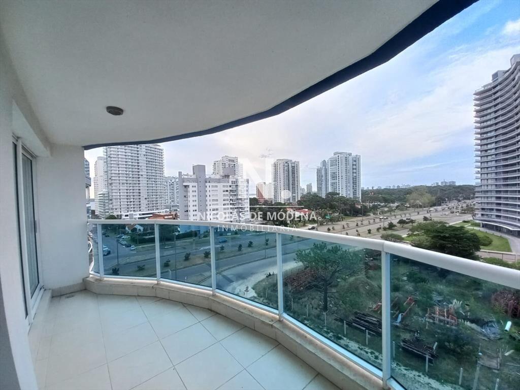 Vende apartamento de 2 dormitorios en Punta del