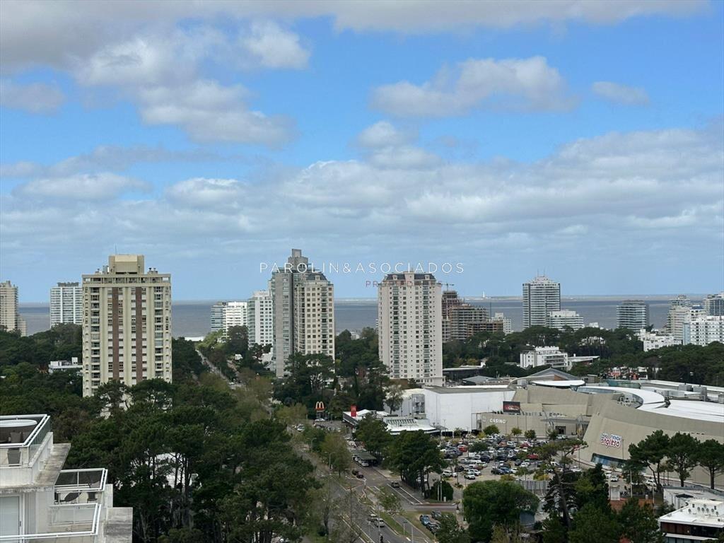 Apartamento de 1 dormitorio y medio en torre Yoo,