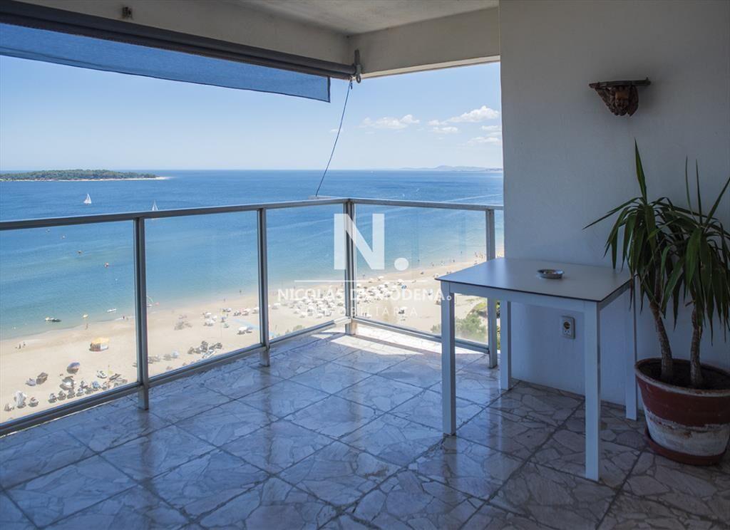 Vende Apartamento de 4 dormitorios en playa de a