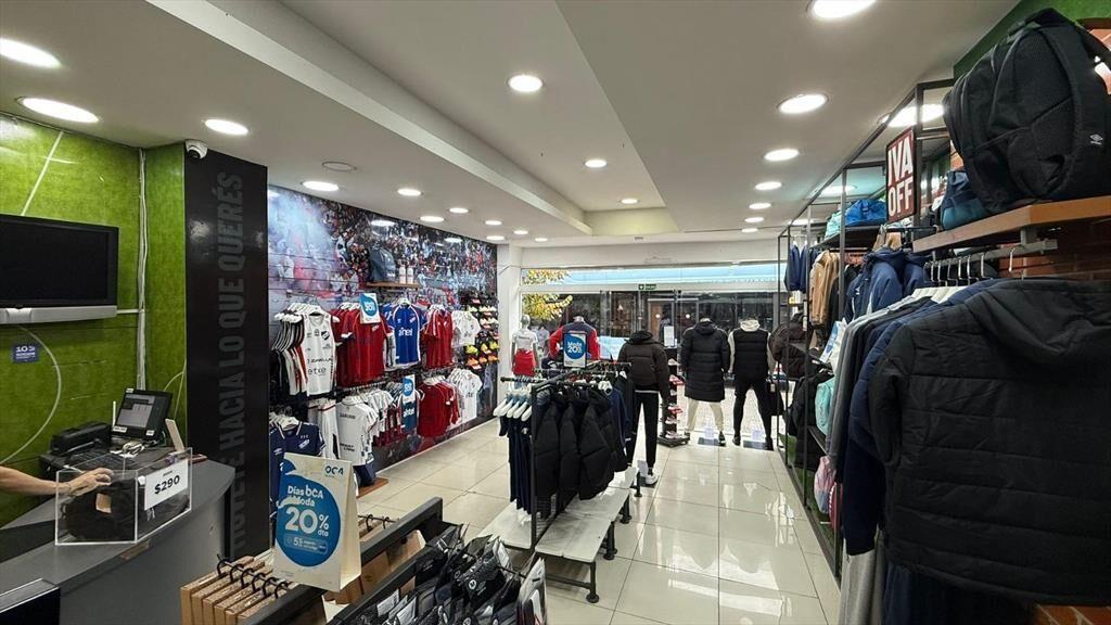 18 de julio esq Roxlo 200 m2, salón + deposito