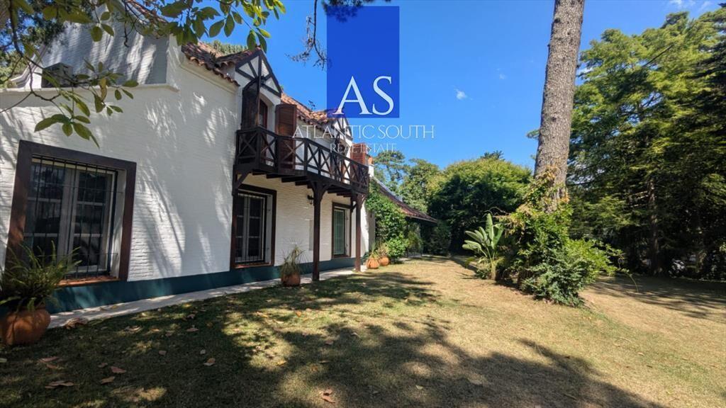 Casa 4 dormitorios en Playa Mansa Punta del Este