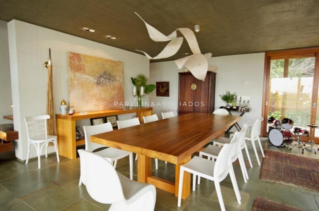 Moderna casa en venta con 3 Suites y piscina en El Chorro,