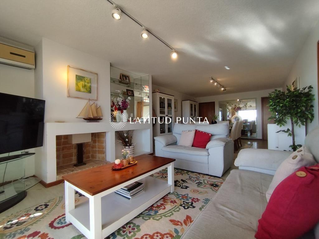 Apartamento de 3 dormitorios más dependencia en