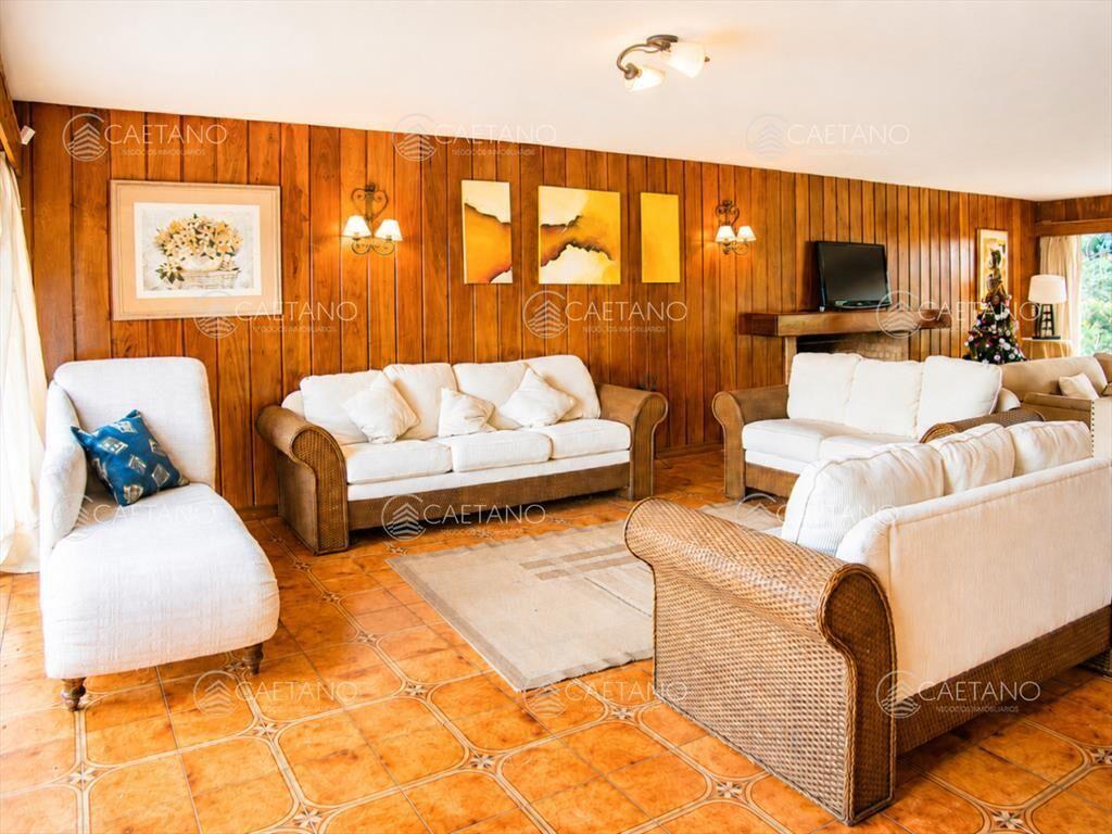 Casa de 4 dormitorios con agradable entorno.