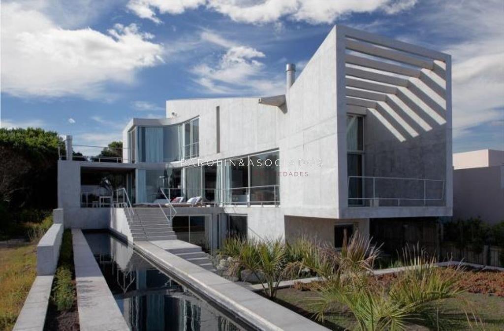 Hermosa casa en venta de 4 dormitorios en Punta