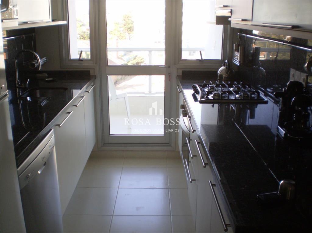 VENTA, Apartamento, 2 dormitorios y garaje, Punta