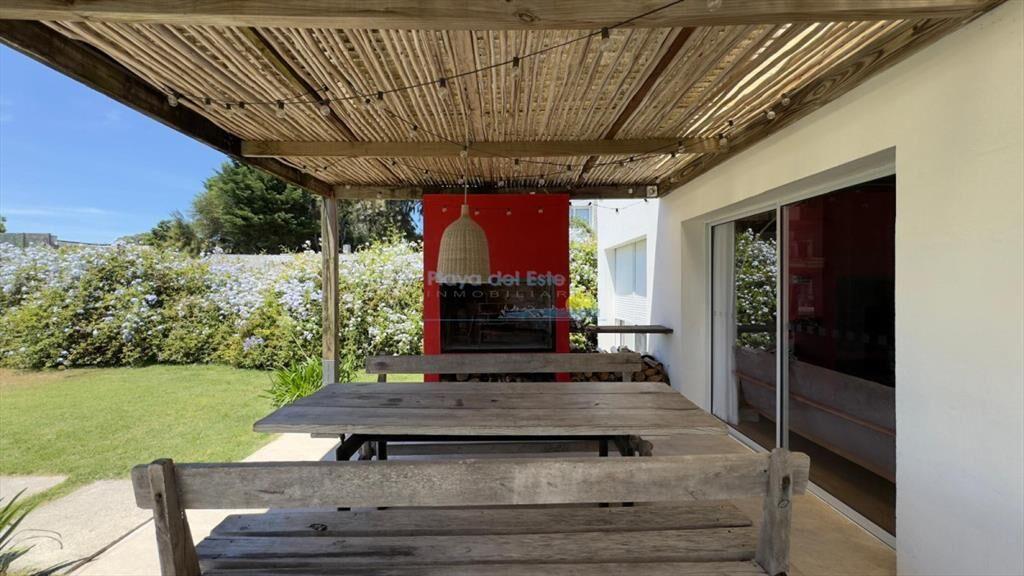 Casa de 4 dormitorios en alquiler anual , Punta ,