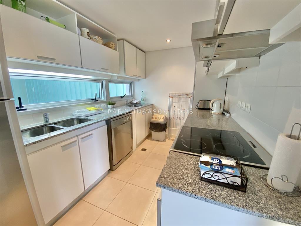 Venta de apartamento de 2 y medio en edificio Torre del Mar