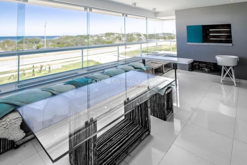 Excelente apartamento en venta en edificio Punta