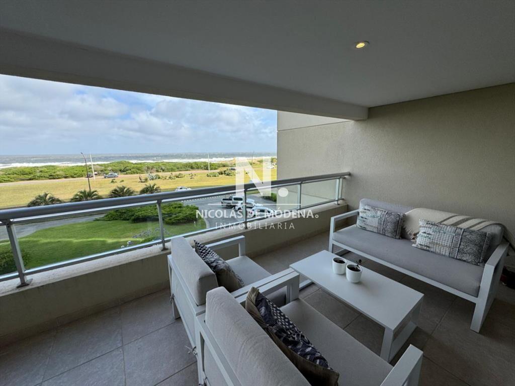 Vende apartamento de 4 dormitorios en Playa Punta