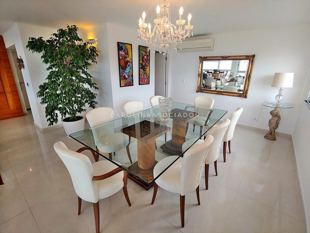 Apartamento en venta en primera fila en Le Sablón, Punta d