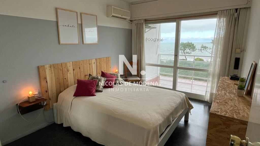 Vende impecable departamento con vista al mar, en
