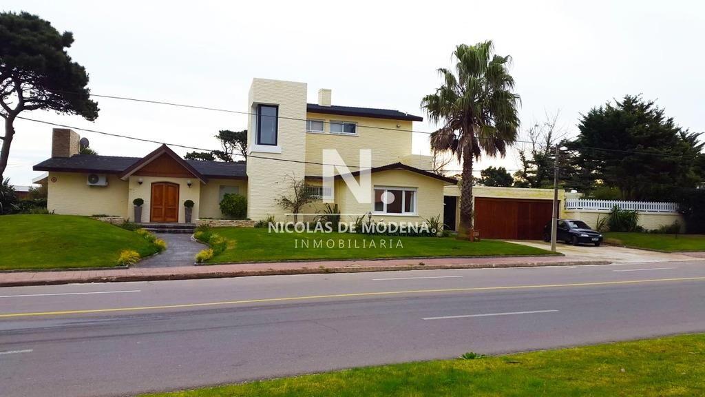 VENDE EXCELENTE CASA DE 4 DORMITORIOS EN PLAYA MANSA, PUNTA