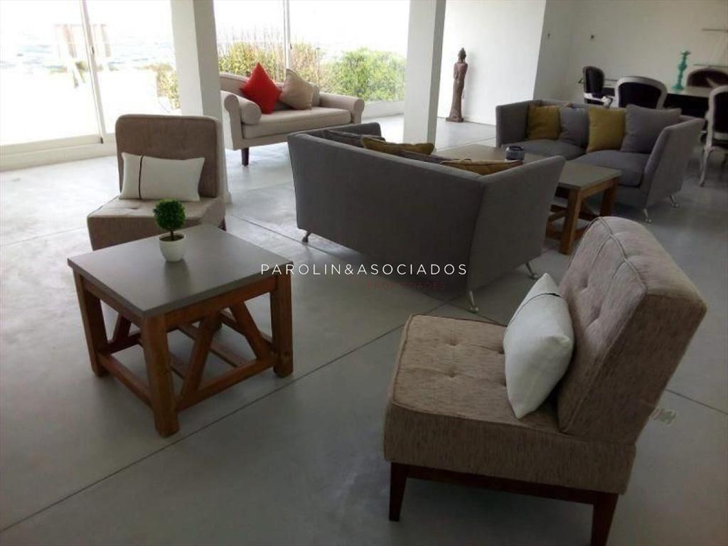 Casa en venta de 4 dormitorios frente al mar en