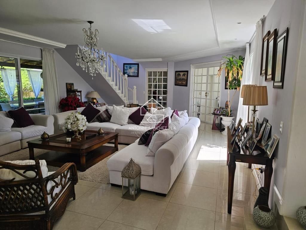 IMPORTANTE RESIDENCIA EN BARRIO PRIVADO
