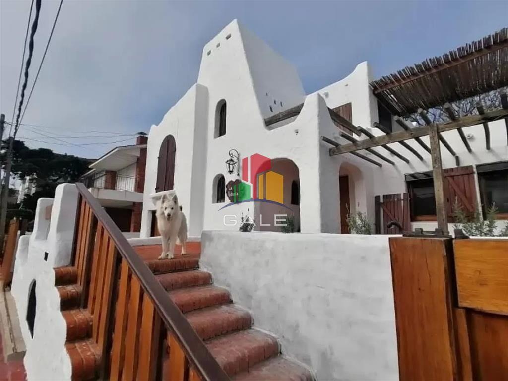 Chalet en venta con vista al mar en casco de la