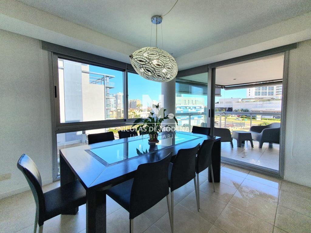 Departamento en venta de tres dormitorios dos baños Playa