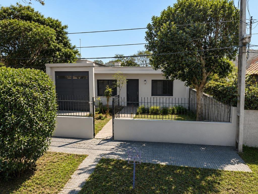 Casa en venta c/ cochera en Colón