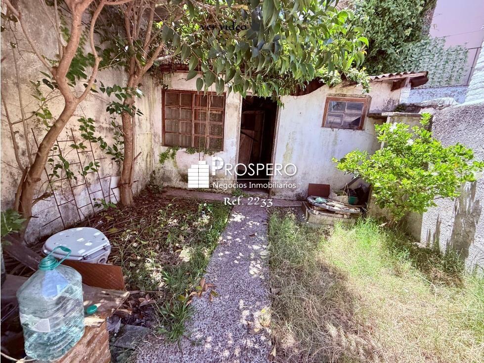 2233 Venta terreno con construccion de  2dorm Pocitos Fondo
