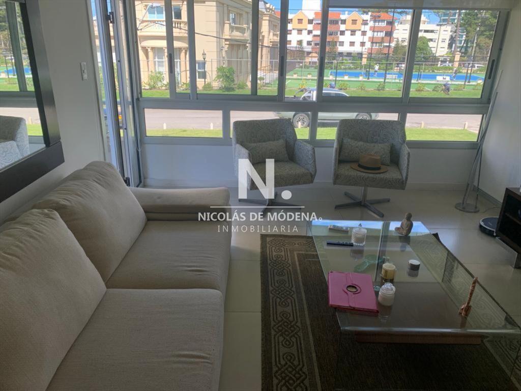 Vende apartamento con parrillero, de 3 dormitorios en playa