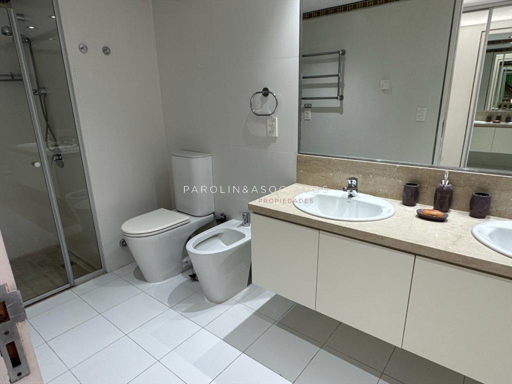 Apartamento en venta en edificio Le Parc I, Punta