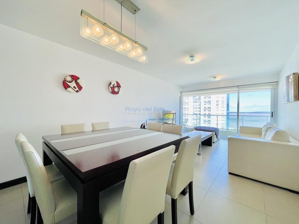 Apartamento de 2 Dormitorios, Vista al Mar y Parrillero en