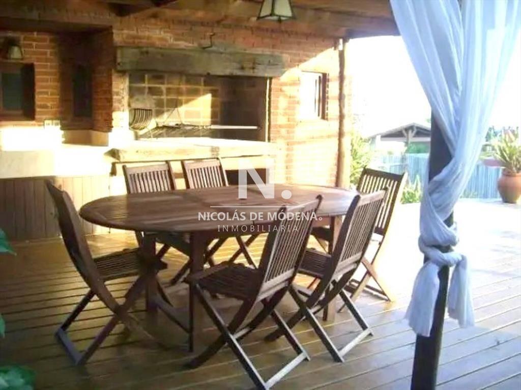 Se vende casa en Manantiales, de 3 dormitorios al