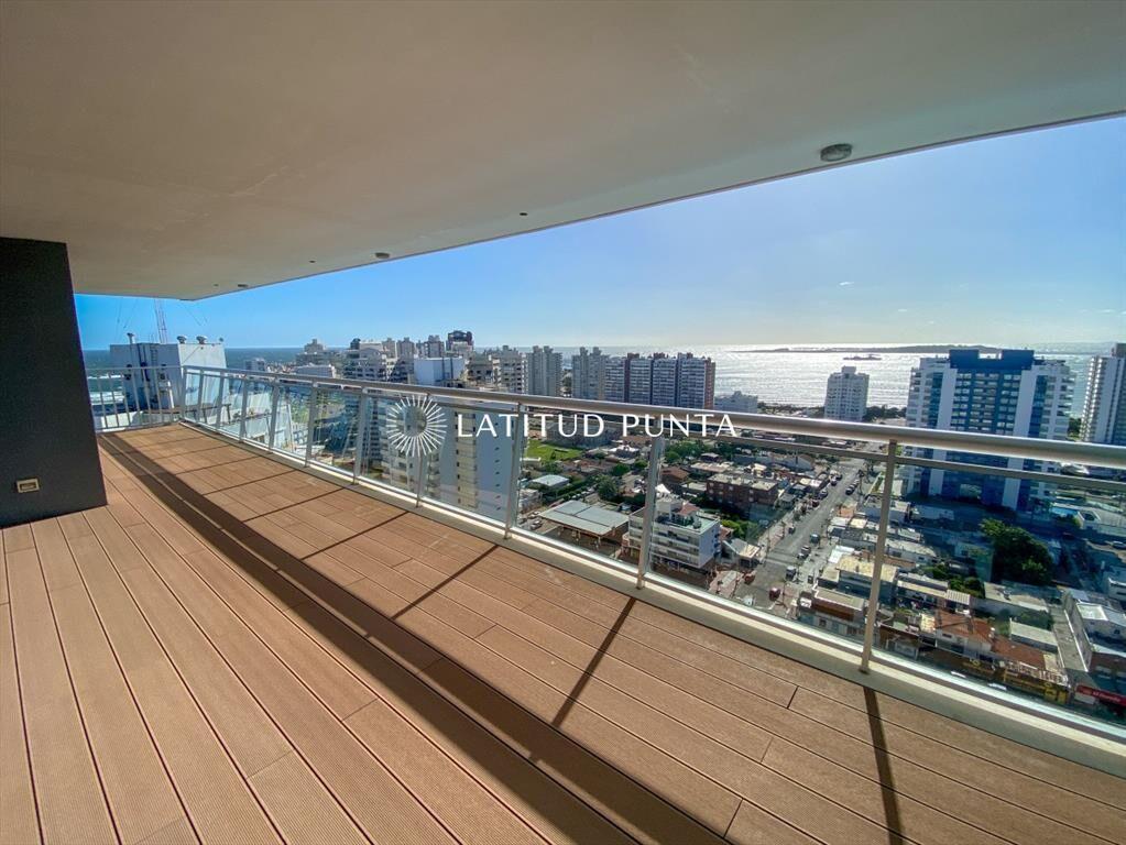 Piso alto pasante en Brava, 3 dormitorios, y