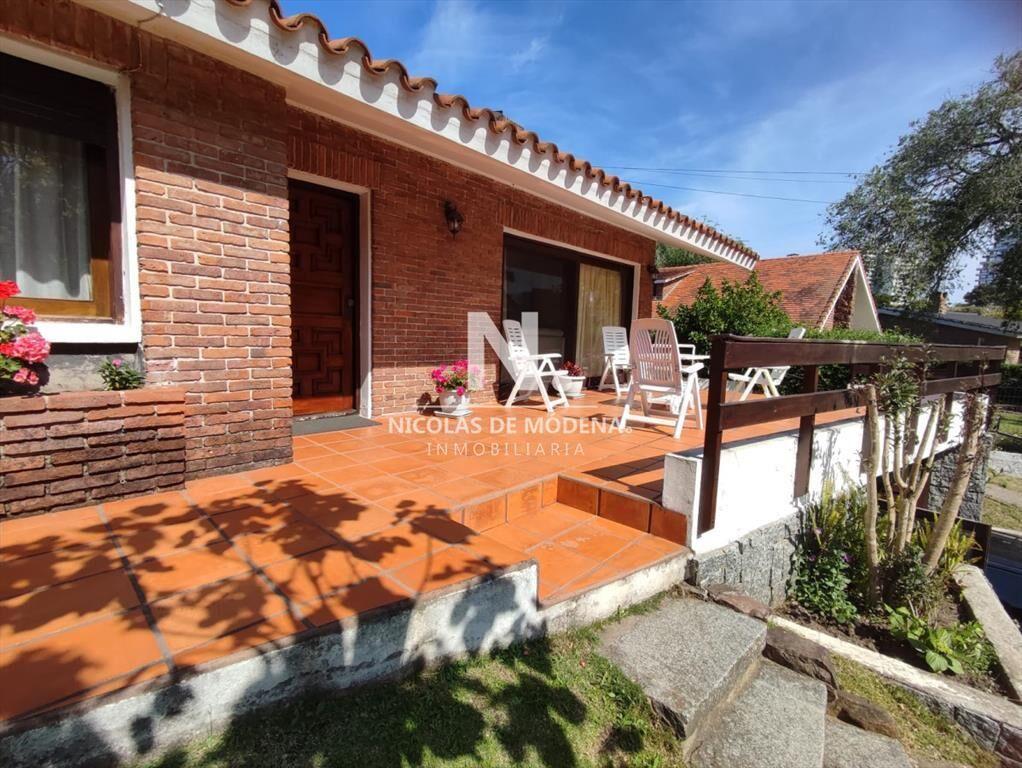 Vende casa de 2 dormitorios en Cantegril Punta