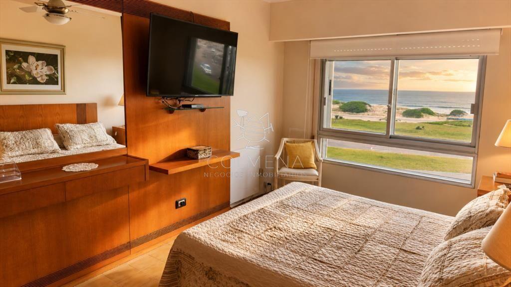 Vende apartamento de 2 dormitorios en Punta del Este Playa