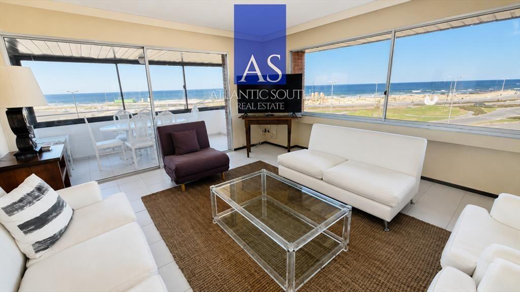 Apartamento esquinero frente al mar Punta del