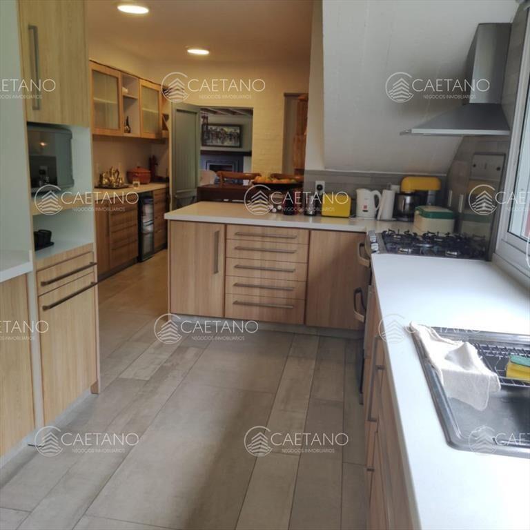 Hermosa casa de 2 niveles, con amplios espacios.