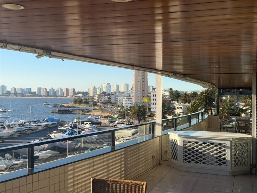 Apartamento en Venta de 3 Dormitorios y servicio
