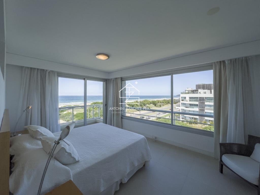 Apartamento ubicado frente al mar. 3 dorm + dependencia