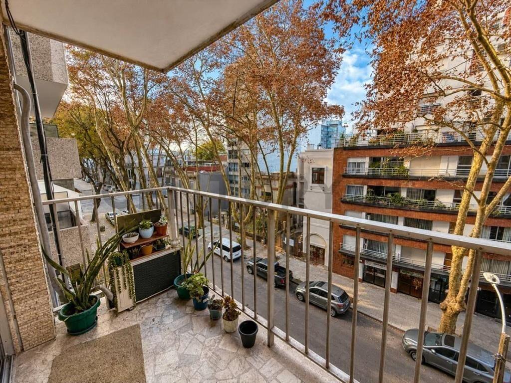 Alquiler POCITOS a metros rambla- AMOBLADO - Monoambiente...