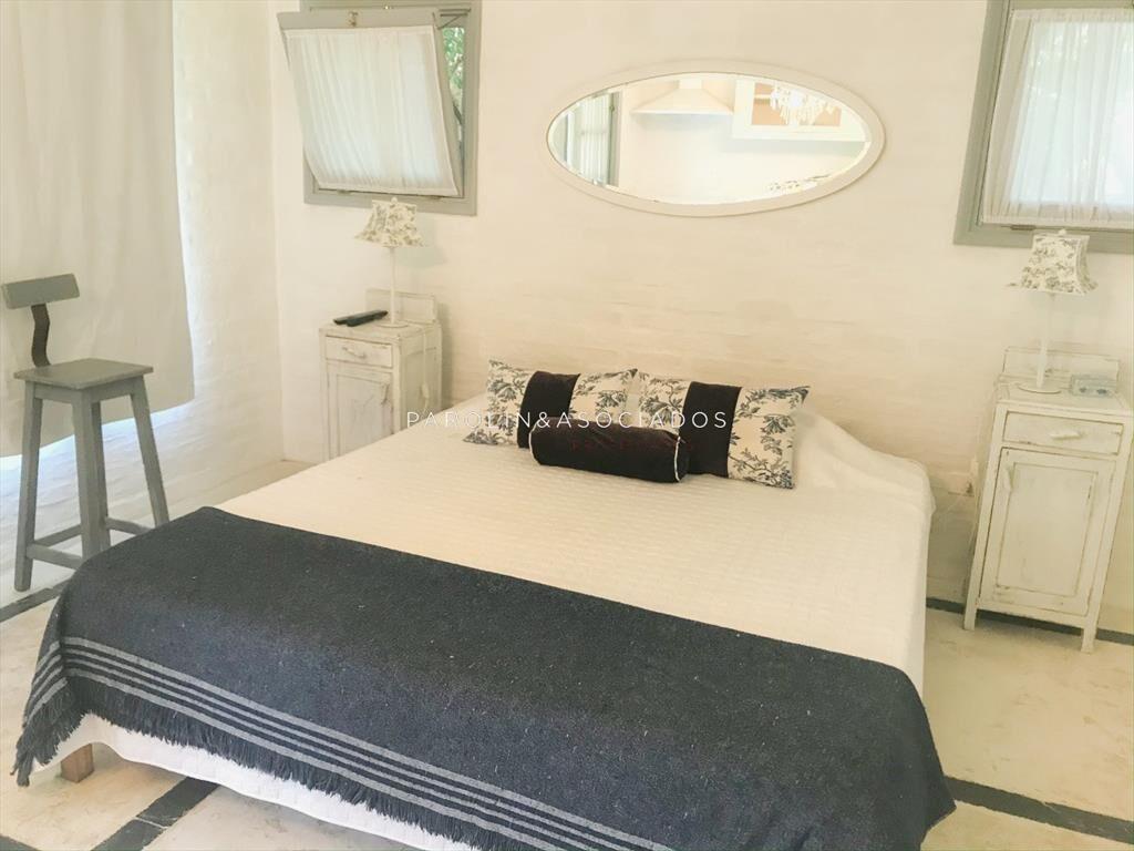 Casa en venta de 2 dormitorios en La Barra, Punta del Este.