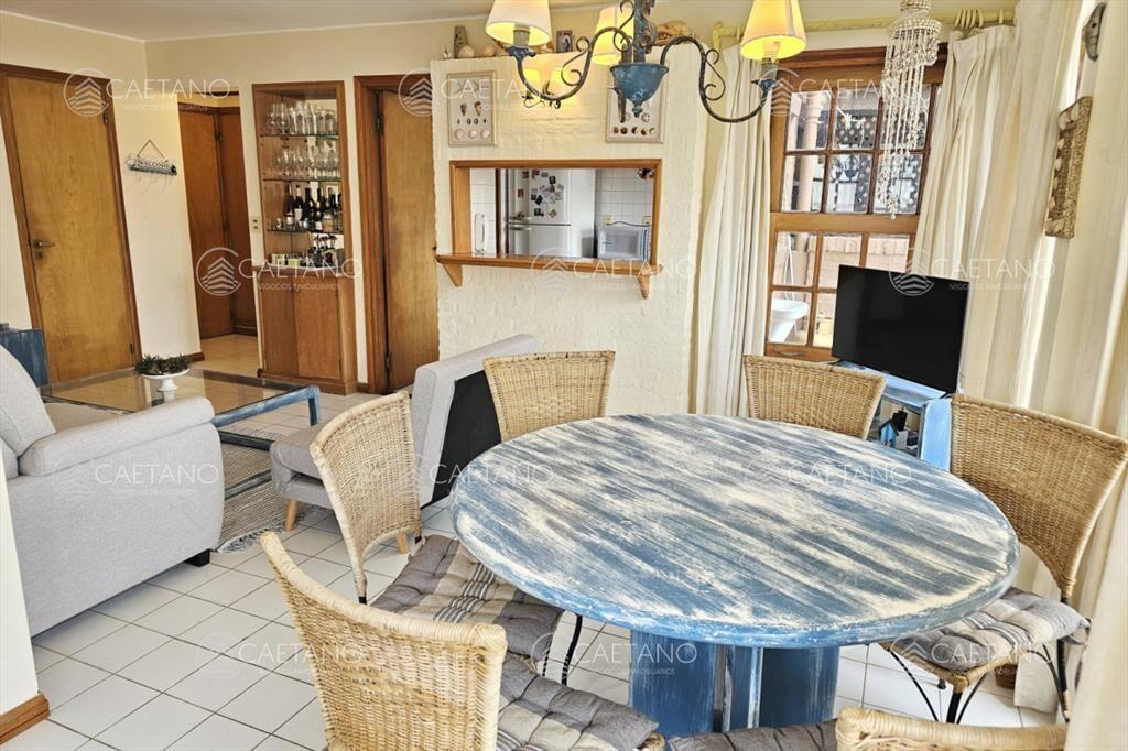 Apartamento de 2 dormitorios y 2 baños a 1 de y