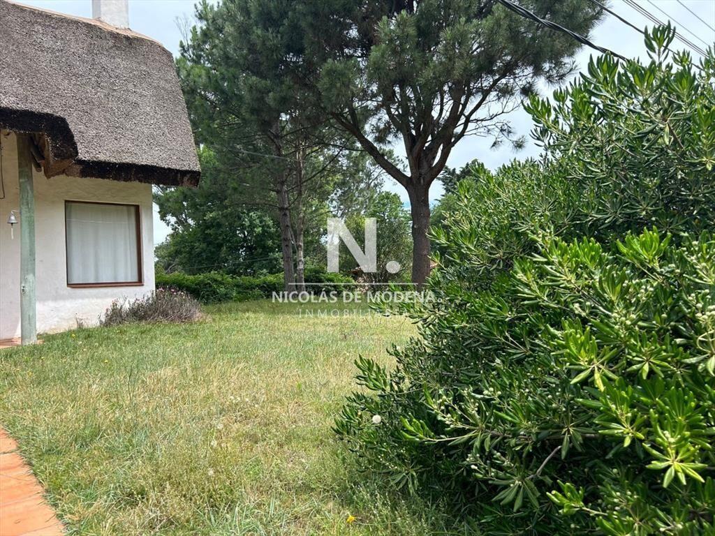Vende casa con gran terreno en Pinares, Punta del