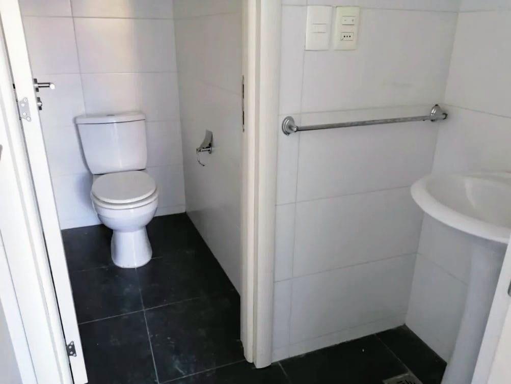 Venta local comercial sobre Av. Italia frente al Parque Bat