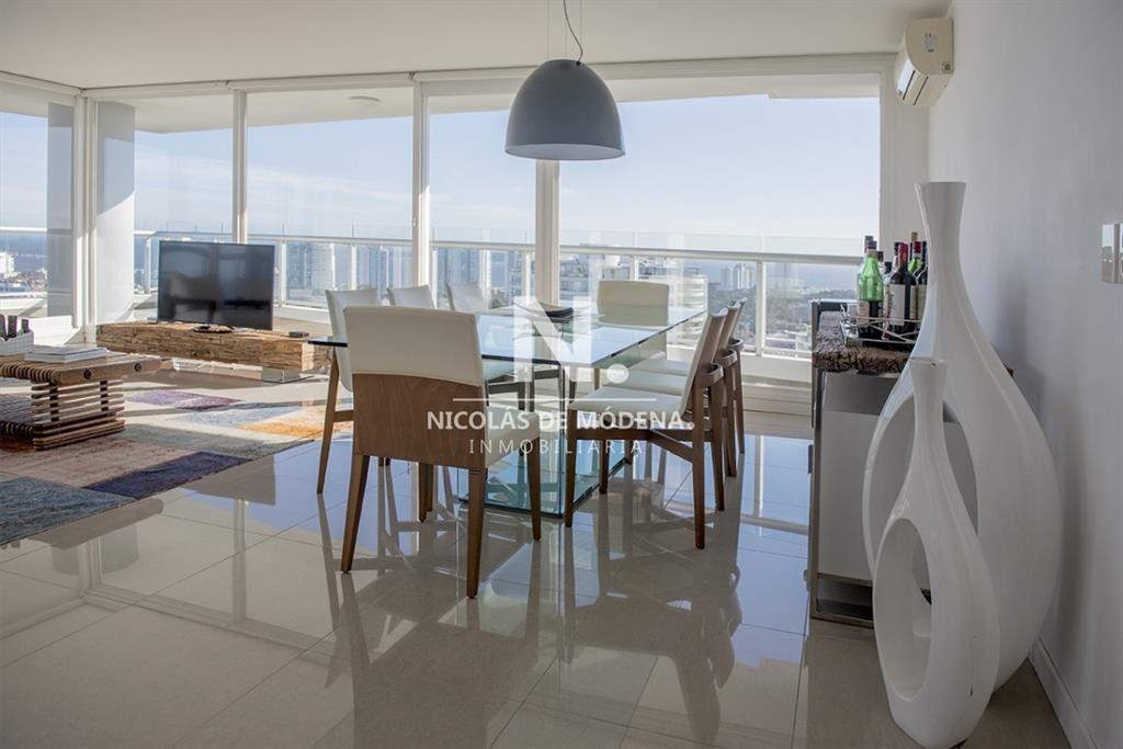Vende departamento de 3 suites en Punta del Este.