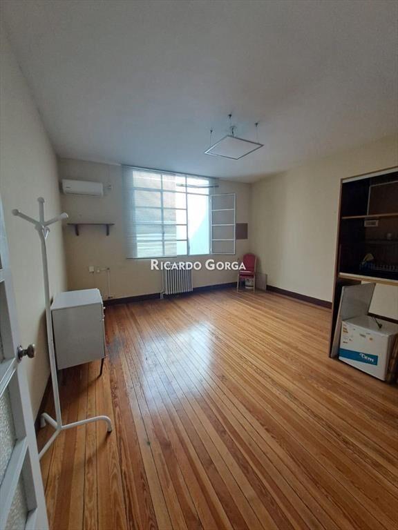 Oficina en venta en Ciudad Vieja sobre 25 de mayo. Escuc...