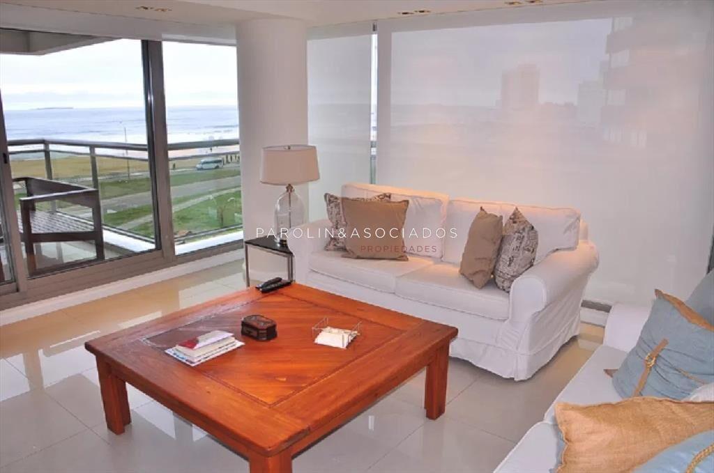 Apartamento en venta a pasos de playa Brava.