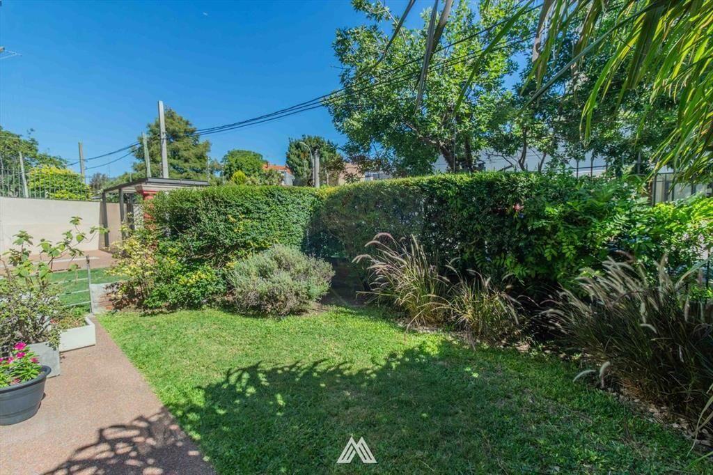 Venta dúplex 2D. con jardín propio y cochera