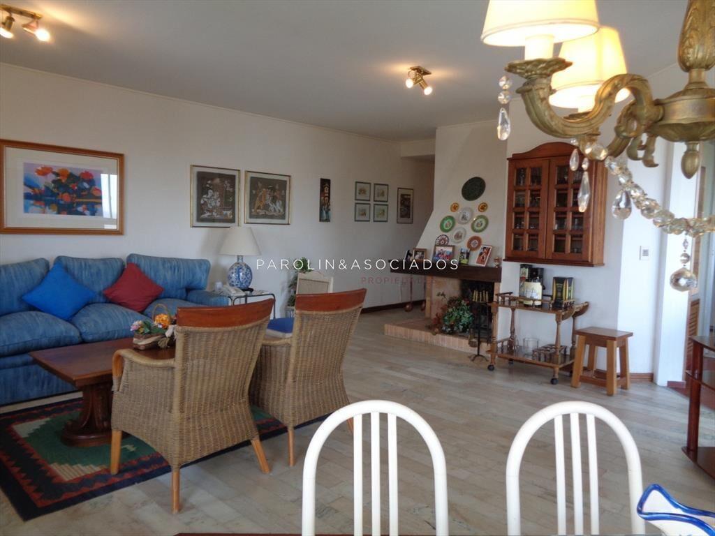 Apartamento en venta de 3 dormitorios con estufa