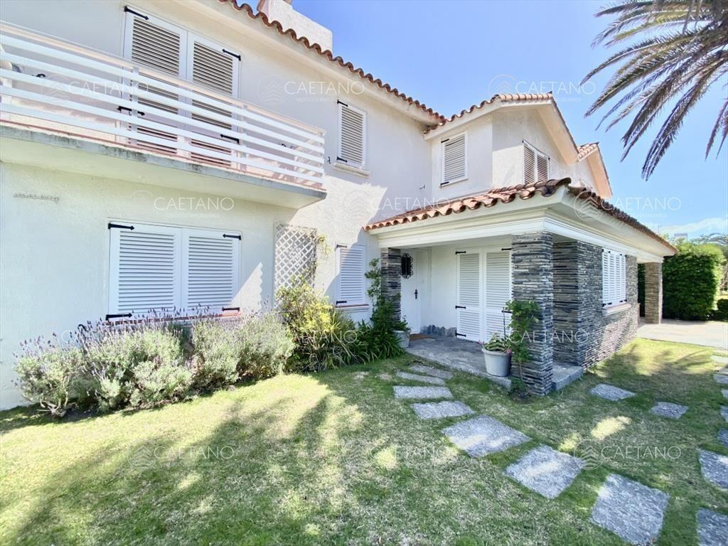 Vende casa 5 dormitorios. PenÃ­nsula, Punta del