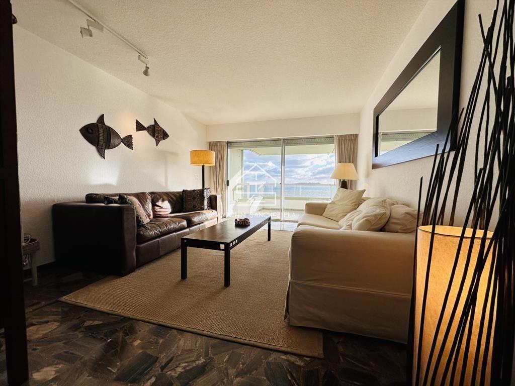 Apartamento en alquiler de 3 dormitorios frente al mar  en