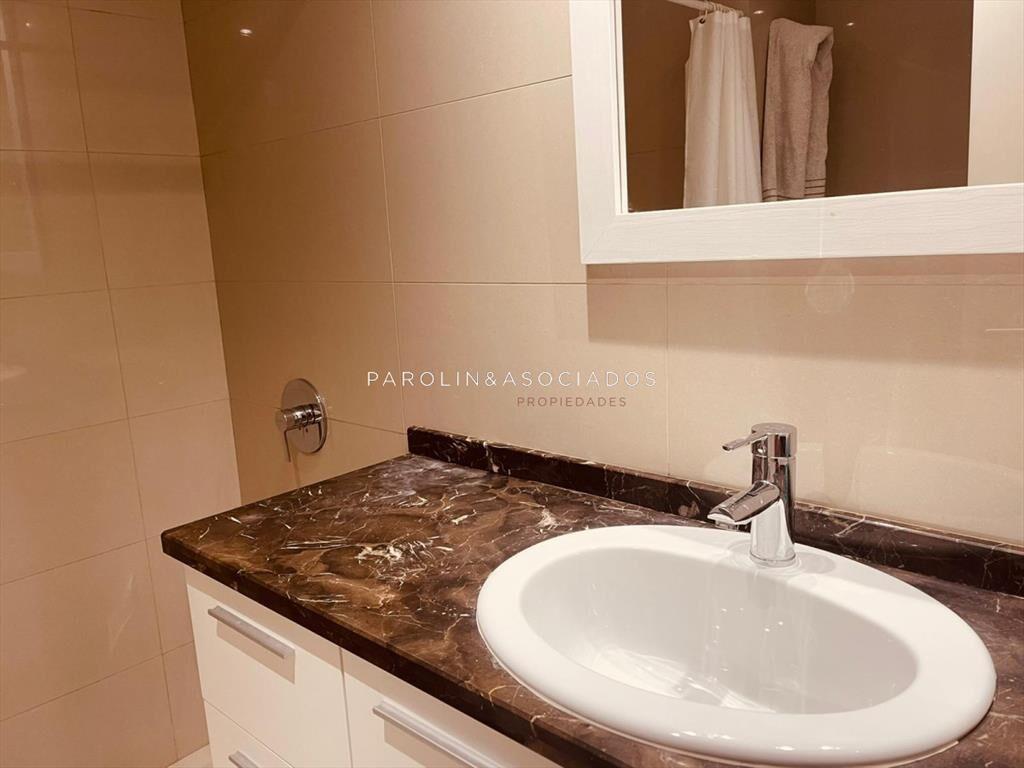 Monoambiente en venta en piso alto, Punta del Este.