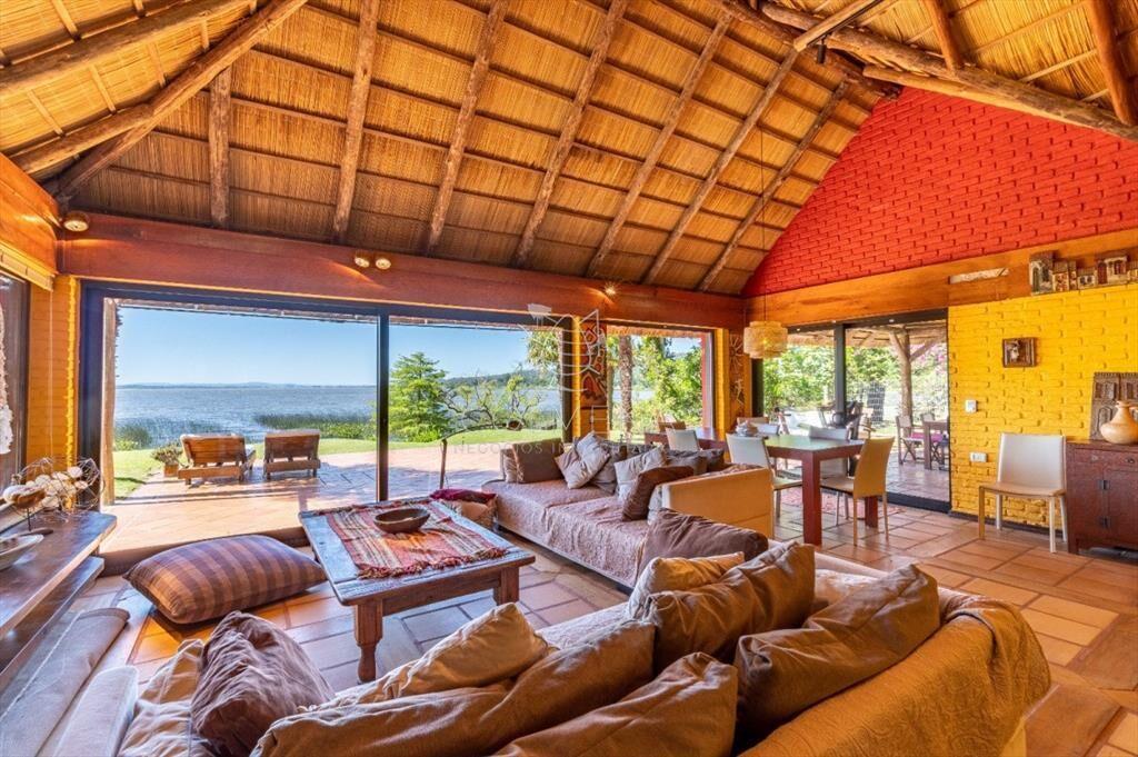 Casa  sobre la Laguna con playita