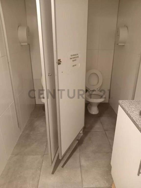 Oportunidad  Local Comercial en Avenida 18 de Julio, Al f...