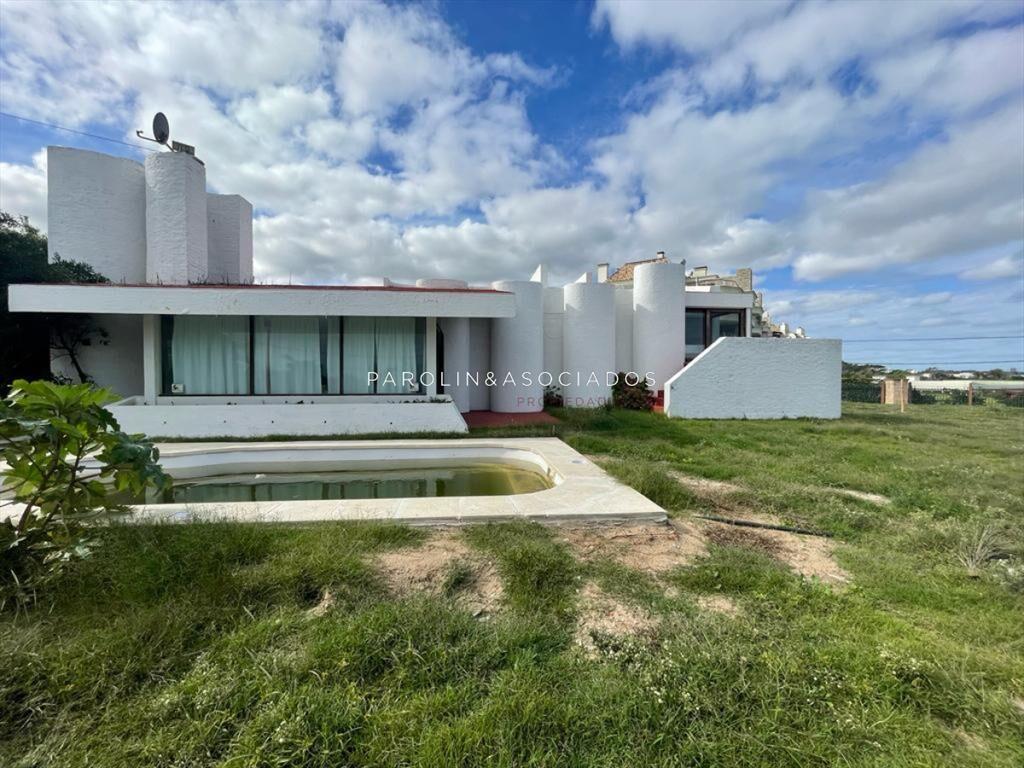 Casa en venta sobre la ruta, frente al mar Punta
